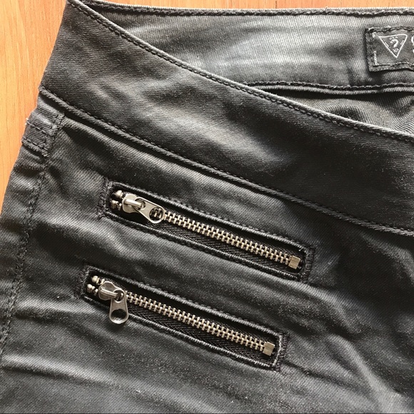 🆕 GUESS Shiny/Leather-Like Jeans - Picture 5 of 8